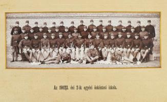 Az 1902/3. évi 2-ik egyévi önkéntesi iskola (katonák csoportképe), fotó, jelzés nélkül, korabeli paszpartuban, 10x28 cm