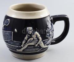 Original Gerzit "Wimbledon 1977" söröskorsó, kék mázzal festett oldalán az adott évben férfi győztes Björn Borg, illetve a női győztes Virginia Wade alakja látható. Jelzéssel, hibátlan, m: 11 cm