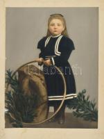 cca 1910 Kislány színezett portréfotója, keményhátú fotó, foltos, 29x23 cm.