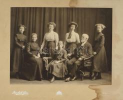 cca 1910 Családi csoportkép, keményhátú fotó Brunhuber Géza budapesti műterméből, foltos, 20x26 cm.