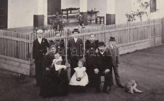 cca 1910 Családi csoportkép a ház előtt, keményhátú fotó Stríberny F. nagykátai műterméből, foltos, ...