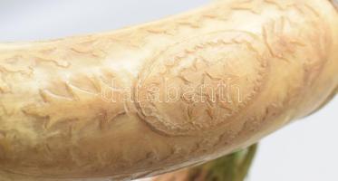 cca 1880-1900, Vadászmintás marhaszaru kürt, benne 1936-os leltári szám feljegyzéssel, h: 41 cm