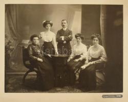 cca 1900-1910 Családi portré, Győr, Kampis István, keményhátú fotó kartonon, 19x26 cm