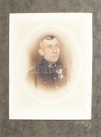 1927 Magas rangú katonatiszt (ezredes) kitüntetésekkel: Katonai Érdemkereszt, Katonai Érdemérem (Signum Laudis), Károly-csapatkereszt, Tiszti Szolgálati Jel (III. osztály); nagyméretű, kartonra kasírozott fotó, vitéz Mészáros felvétele, szélén kisebb sérüléssel, foltokkal, 30x24 cm (karton: 40x30 cm)