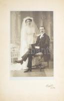 cca 1910 Esküvői portré, fotó kartonon, Győr, Langsfeld műterméből, 21x13 cm