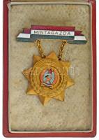 1954. "Mintagazda" zománcozott, aranyozott bronz kitüntetés, eredeti, sérült tokban T:AU,XF