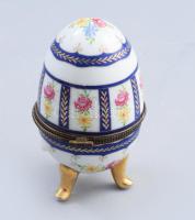 Limoges porcelán tojás. Kézzel festett, jelzett, hibátlan, belül is festett, réz kerettel. 9,5 cm