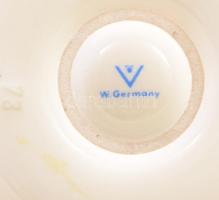 Hummel orvost játszó gyermek figura, jelzett, alján lepattanással, m: 12,5 cm