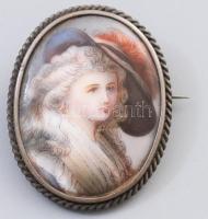 Kézzel festett férfi portrét ábrázoló porcelán bross, ezüstözött foglalatban, 4x3,5 cm