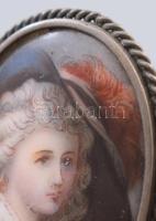 Kézzel festett férfi portrét ábrázoló porcelán bross, ezüstözött foglalatban, 4x3,5 cm