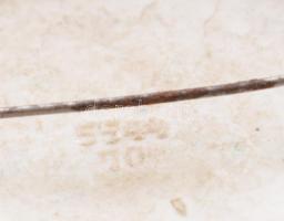 Kézzel festett zsánerjelenetet ábrázoló antik porcelán bross, réz foglalatban, kőberakásokkal, 5,5x7...