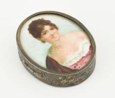 Női portrét ábrázoló ékszeres szelence, belül törött tükörrel, kopott, h: 5,5 cm