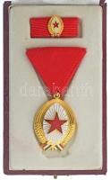 1985. "A Munka Érdemrend arany fokozata" aranyozott és zománcozott bronz kitüntetés mellszalagon, miniatűrrel szalagsávon, eredeti "ragadós" műbőr tokban T:AU NMK 599