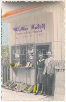 1943 Szászrégen, Sächsisch-Regen, Reghin; Walter Rudolf cukorka és élelmiszerkereskedő üzlete, hátoldalon levél a tulajdonostól. színezett fotó / shop of Rudolf Walter, letter of the owner on the backside. Foto Weinrich photo (gyűrődés / crease)