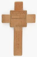 1945 Hadifogoly emlék, faragott fa, bennefoglalt helyi növénnyel, 14x9 cm