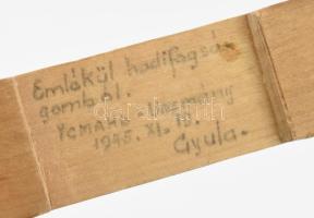 1945 Hadifogoly emlék, faragott fa, bennefoglalt helyi növénnyel, 14x9 cm