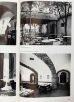 Vendégváró régi házak. Szerk.: Pereházy Károly. Bp., 1979, Műszaki. Fekete-fehér fotókkal illusztrál...