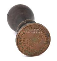 "A magy kir. IV. sz. csendőr kerületi parancsnokság 60. sz. őrse" címeres bélyegző, kissé sérült fa nyéllel, d: 38 mm, h: 11 cm