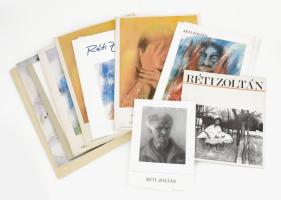 Réti Zoltán (1923-2018) festőművésszel kapcsolatos tétel, közte 8 katalógusasl, 1 grafikai mappával (Földközelben), 1 gépelt írásával. A katalógusok között 5 DEDIKÁLT katalógussal, valamint a katalógusokban 4 db saját kézzel írt képeslappal. Érdekes, gyűjtői darab.
