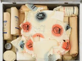 cca 1940 Légoltalmi mentőtáska. Fém bőrönd, benne eredeti és későbbi kötszerekkel, 24x31 cm