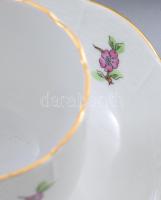 Herendi virágmintás 6 darab csésze alátéttel. Jelzett: masszába nyomott, sok darabon lecsiszolt HERE...