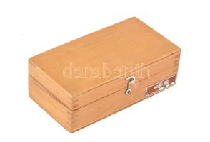 Gyógyszerész súlykészlet eredeti fa dobozban, csipesszel, fém táblával jelzett