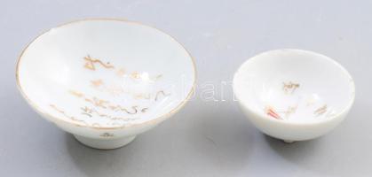 2 darab japán porcelán katonai szakés csésze. cca 1940-1944, fősereg, kalligrafikus, illetve zászló díszítésekkel, egyik darabon lepattanással, d: 5,5-8,5 cm