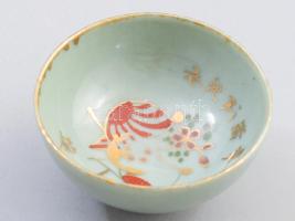 Japán porcelán katonai szakés csésze. cca 1940-1944, haditengerészet, kalligrafikus, zászló és vasmacska díszítésekkel, d: 6 cm