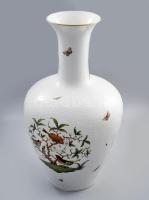 Herendi Rothschild mintás padlóváza. Háncsnyomott felületű, az egész vázatesten elszórtan megjelenő pillangókkal, jelzett, peremétől nyaka aljáig repedésvonallal, m: 50 cm /// KIZÁRÓLAG SZEMÉLYES ÁTVÉTEL, NEM POSTÁZZUK! / ONLYPERSONAL COLLECTION AT OUR OFFICE!