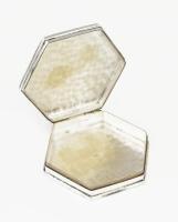 Ezüst (Ag) ékszeres doboz, hatszögletű, zsanéros, jelzett, d: 6,5 cm, 57,5g