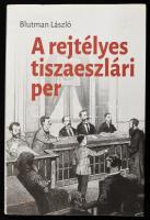 Blutman László: A rejtélyes tiszaeszlári per. Bp., 2017, Osiris. Kiadói papírkötés, hullámos lapokkal, ázásnyomokkal.