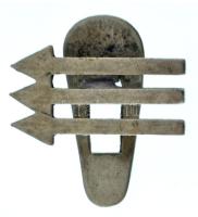 Német Birodalom / Weimari Köztársaság ~1931-1933. "Vasfront" a német Szociáldemokrata Párthoz köthető, antifasiszta félkatonai szervezet fém gomblyukjelvénye. A Három Nyíl az 1932. novemberi parlamenti választások során a monarchizmussal, a nácizmussal és a kommunizmussal szembeni ellenállást jelképező, jól ismert szociáldemokrata szimbólummá vált. (19x11mm) T:AU German Empire / Weimar Republic ~1931-1933. "Iron Front" metal buttonhole badge of the anti-fascist paramilitary organization affiliated with the German Social Democratic Party. The Three Arrows became a well-known social democratic symbol symbolizing resistance to monarchism, Nazism and communism during the November 1932 parliamentary elections. (19x11mm) T:AU