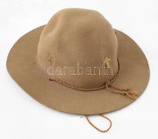 Cserkész kalap, 2 darab jelvénnyel, jó állapotban.