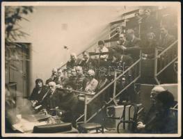 cca 1930-1940 Előadást hallgató közönség, köztük számos kitüntetéssel dekorált katonatiszttel (a hátoldali felirat szerint "Lejtényi Gida", valószínűleg vitéz Lejtényi Gedeon (1893-1944) ezredes). Nagyméretű fotó, a hátoldalon pecséttel jelzett (Eiser M. Budapest), 18x24 cm