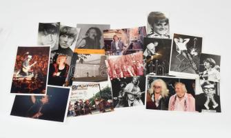 Zenészeket, együtteseket ábrázoló vegyes fotók, nyomtatványok, össz. 16 db