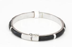 Ezüst (Ag) karkötő, obszidián berakással, jelzett, bruttó 20,2g