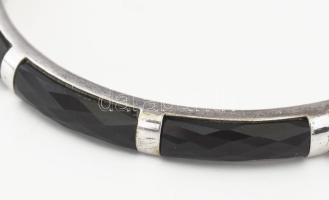 Ezüst (Ag) karkötő, obszidián berakással, jelzett, bruttó 20,2g