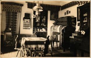 Torockó, Rimetea; Toroczkói szoba belső / Intro camera / Zimmer / Transylvanian folklore, room interior. Foto. orig. Fischer J. 1931. (b)