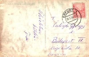 [Kézirat] Sipos Ferenc (Sipos II.) labdarúgó, az MTK hátvédje, a későbbi 77-szeres magyar válogatott futballista által írt baráti üdvözlet Erfurtból (1956). Kelt: Erfurt, 1956. május 18. Vintázs képeslap, mérete: 85x135 mm, hét beírt sor. Szövege: "Üdvözletem küldöm: Feri" Sipos Ferenc (alias Sipos II), (alias Tüdő), minden idők egyik legnagyszerűbb hátvéd játékosa az 1940-es évek végétől került a labdarúgás élvonalába. 1949-től az NB I-es Goldberger SE-ben játszott, majd 1952-től néhány évre az NB II-es Szolnoki Légierőhöz igazolt. Segítségével a szerényebb légierős csapat 1955-ben feljutott az első osztályba, Sipos II. pedig átigazolt az MTK-ba (1956). Nemzetközi kupákban ettől az évtől, a magyar válogatottban 1957-től vett részt. Képeslapunk feladásának éve jól alakult Sipos II. számára, a tavaszi érában az MTK (Vörös Lobogó) hátvédeként két gólt is szerzett új csapatának, az MTK pedig igen előkelő helyen állt a bajnokságban, mikor egy hónapos szünet állt be a bajnokságban. A szünetet Sipos Ferenc képeslapunk tanúsága szerint NDK-beli utazásra használta. Hogy lehetett-e rövidebb vakációjának köze a későbbi eseményekhez, nem tudhatjuk, ám az idény újrakezdésekor, egy hónap szünet után, 1956. június 17-én igen csúnya pofonba szaladt bele az MTK, 6:2 arányú vereséget szenvedve el a Ferencvárostól. Képeslapunk címzettje a kiterjedt labdarúgó-kapcsolatokkal bíró Ördög György labdarúgó, az NB II-ben szereplő GANZ-MÁVAG futballszakosztály játékosa. Enyhén foltos képeslap, hátoldalán bélyeggel, postabélyegzéssel. Jó állapotú lap.