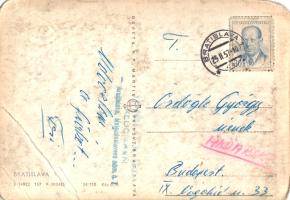 [Kézirat] Sipos Ferenc (Sipos II.) labdarúgó, az MTK hátvédje, a későbbi 77-szeres magyar válogatott futballista által írt baráti üdvözlet Pozsonyból (1957). Kelt: Pozsony, 1957. február 15. Vintázs képeslap, mérete: 100x145 mm, hét beírt sor. Szövege: "Üdvözlöm a fiúkat... Feri." Sipos Ferenc (alias Sipos II), (alias Tüdő), minden idők egyik legnagyszerűbb hátvéd játékosa az 1940-es évek végétől került a labdarúgás élvonalába. 1949-től az NB I-es Goldberger SE-ben játszott, majd 1952-től néhány évre az NB II-es Szolnoki Légierőhöz igazolt. Segítségével a szerényebb légierős csapat 1955-ben feljutott az első osztályba, Sipos II. pedig átigazolt az MTK-ba (1956). Nemzetközi kupákban ettől az évtől, a magyar válogatottban 1957-től vett részt. Klubcsapata kedvezően kezdte az 1956-1957-os őszi idényt, amely a forradalomból következően érthetően megszakadt, és csak hónapokkal később, 1957 márciusában indult újra. Sipos Ferenc a szünetet képeslapunk tanúsága szerint vakációra szánta. Február végi képeslapját Pozsony igen előkelő szállodájából, a belváros szívében, a Nemzeti Színház tőszomszédságában található Carlton Hotelből keltezte, ami egyben körvonalazza a magyar labdarúgó bajnokság fizetési viszonyait - még forradalmi körülmények között is. Képeslapunk címzettje a kiterjedt labdarúgó-kapcsolatokkal bíró Ördög György labdarúgó, az NB II-ben szereplő GANZ-MÁVAG futballszakosztály játékosa. Enyhén sérült, enyhén foltos képeslap, hátoldalán bélyeggel, postabélyegzéssel. Jó állapotú lap.