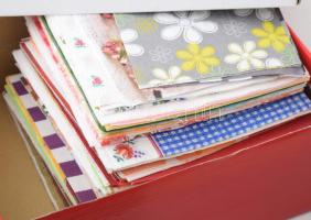 3 doboznyi szalvéta, papírszalvéta, kb egy doboz régi, kb 45 db céges. Jó állapotban