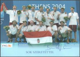 Benedek Tibor (1972-2020) háromszoros olimpiai bajnok, Európa- és világbajnok vízilabdázó, 2013 és 2016 között a férfi vízilabda-válogatott szövetségi kapitánya autográf aláírása a ,,Kemény-legényeket" ábrázoló nyomtatványon + 2005 Hamu és Gyémánt magazin egy száma, benne Benedek Miklósról és ifj. Benedek Tiborról szóló cikkel