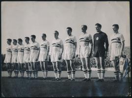 1952 Svájc - Magyarország (2 : 4) labdarúgó-mérkőzés, az Aranycsapat játékosait (Puskás Ferenc, Grosics Gyula, Buzánszky Jenő, stb.) ábrázoló fotó, a hátoldalon feliratozva, szélén kis sérülésekkel, 16,5x22,5 cm