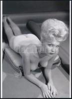 cca 1920 "A víz hullámzása", szolidan erotikus felvétel, 1 db modern nagyítás, jelzés nélkül, 15x21 cm