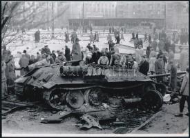 1956 Budapest, felrobbantott orosz tank, 1 db modern nagyítás, jelzés nélkül, 15x21 cm
