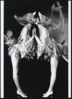 cca 1910 Balassagyarmatról Amerikába kivándorolt Dolly Sisters (Deutsch Janka és Rózsi ikertestvérek) tollas jelmezben, 1 db modern nagyítás, jelzés nélkül, 21x15 cm
