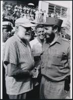 cca 1960 Fidel Castro (1926-2016) kubai forradalmár és Ernest Hemingway (1899-1961) amerikai író, 1 db modern nagyítás, jelzés nélkül, 21x15 cm