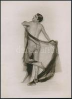 cca 1930 "Lenge fátyol, modern nő", szolidan erotikus felvétel, 1 db modern nagyítás, jelzés nélkül, 21x15 cm