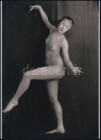 cca 1932 Muray Miklós (korábban Mandl Miklós, később Nicholas Muray) (1892-1965) magyar - amerikai fényképész, fotóművész és olimpiai kardvívó felvétele, 1 db modern nagyítás, jelzés nélkül, 21x15 cm