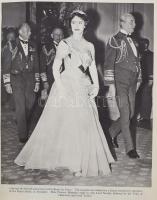 Neil Ferrier: Princes Margaret's Wedding Book. London, 1960., Purnell &amp; Sons, 38 sztl. ...